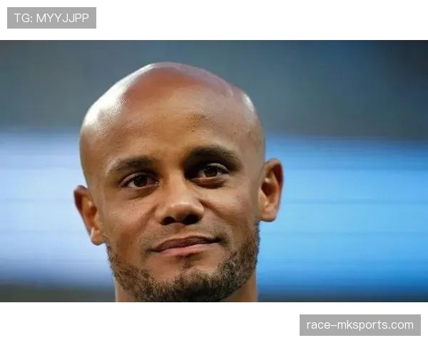 孔帕尼退役后住城堡，每天五点起床遛狗顺便练核心？